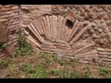 08161 ostia - regio v - via della fortuna della annonaria - edificio (v,iv,2) - 2. raum von westen - detail nordostecke - 06-2024.jpg